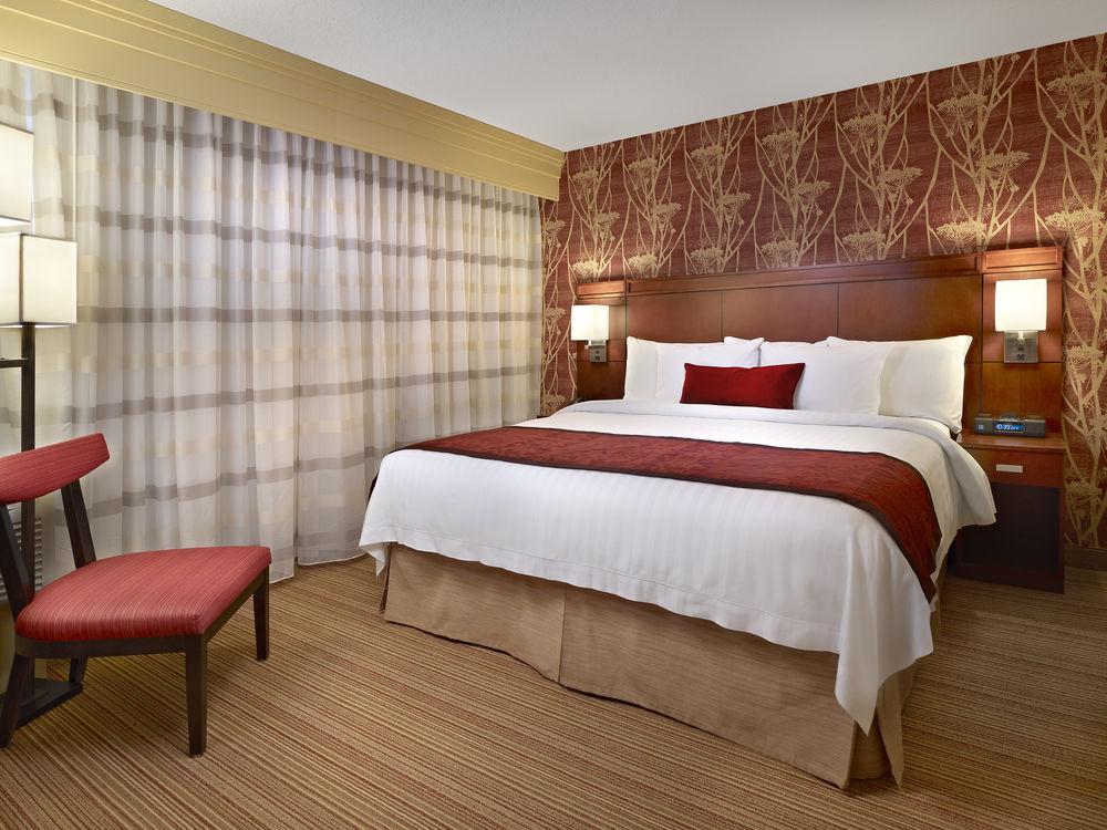 Courtyard By Marriott Edmonton West Hotel Екстериор снимка