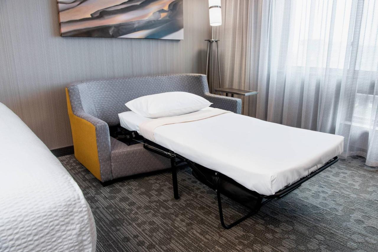 Courtyard By Marriott Edmonton West Hotel Екстериор снимка