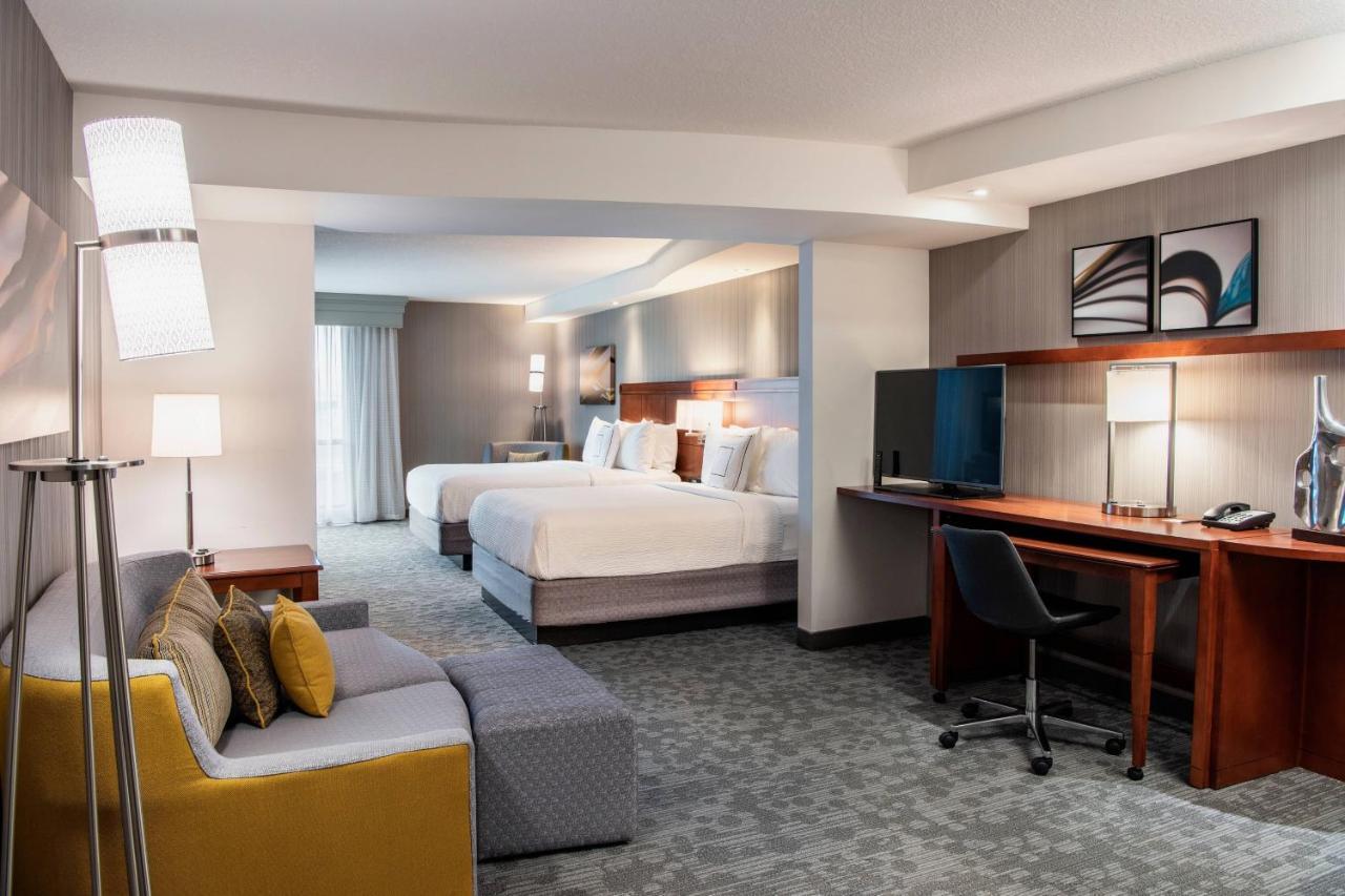 Courtyard By Marriott Edmonton West Hotel Екстериор снимка