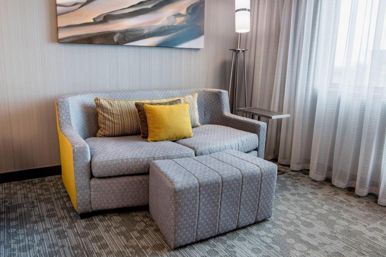 Courtyard By Marriott Edmonton West Hotel Екстериор снимка