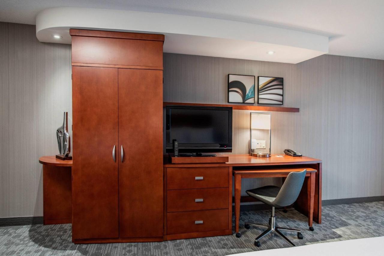 Courtyard By Marriott Edmonton West Hotel Екстериор снимка