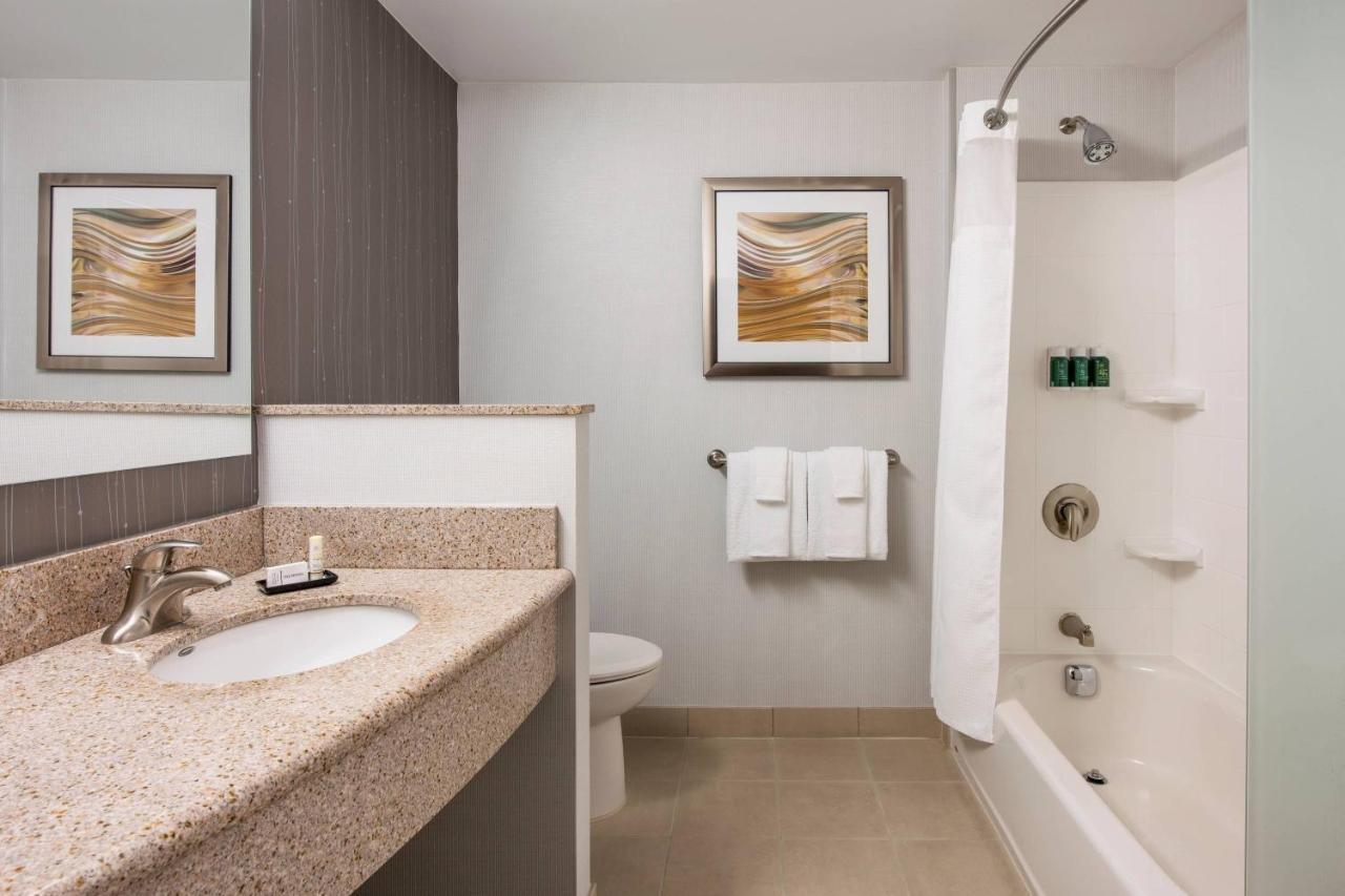 Courtyard By Marriott Edmonton West Hotel Екстериор снимка
