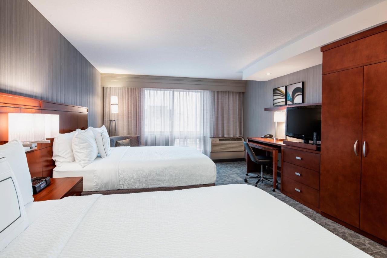 Courtyard By Marriott Edmonton West Hotel Екстериор снимка