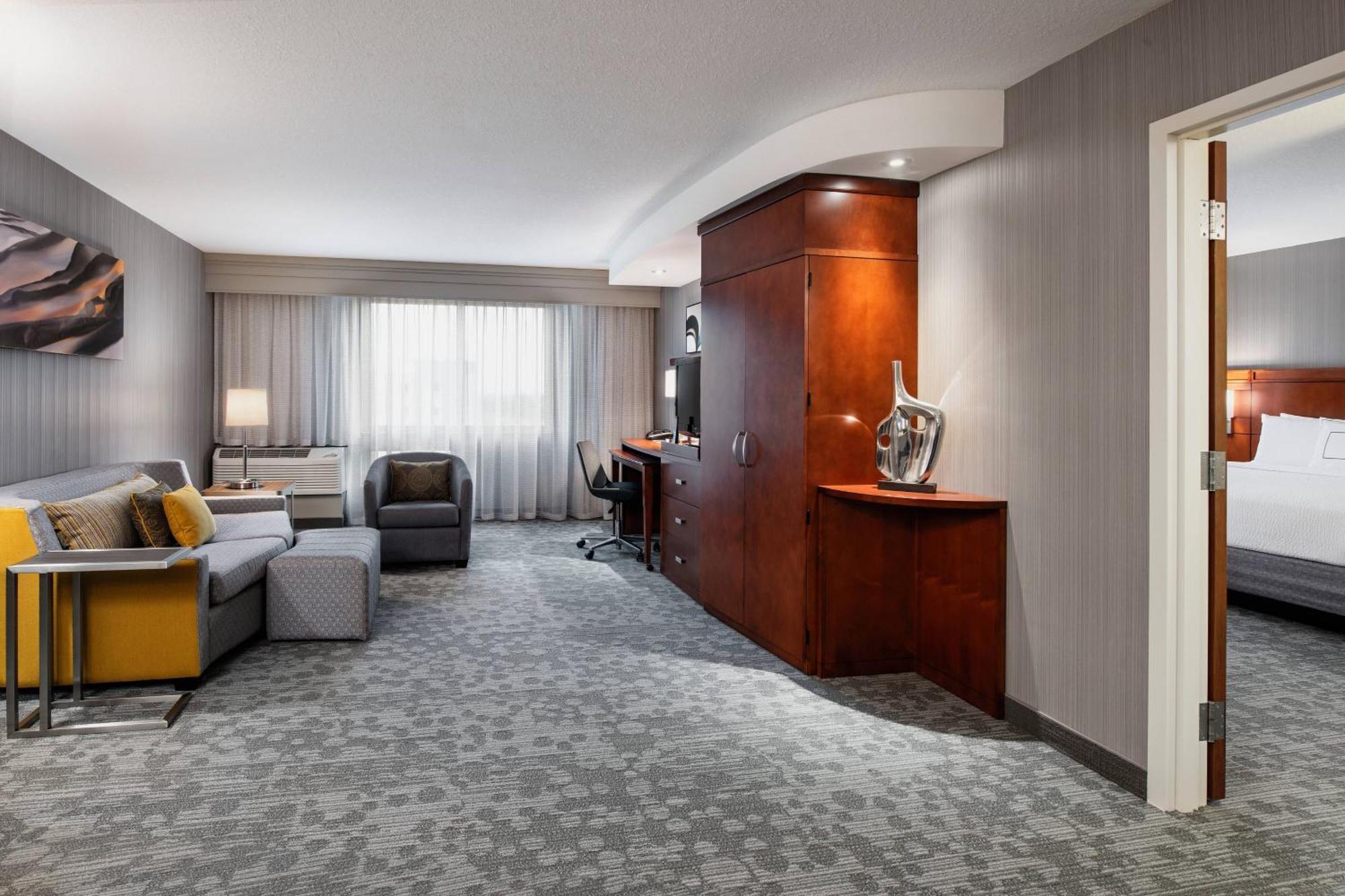 Courtyard By Marriott Edmonton West Hotel Екстериор снимка