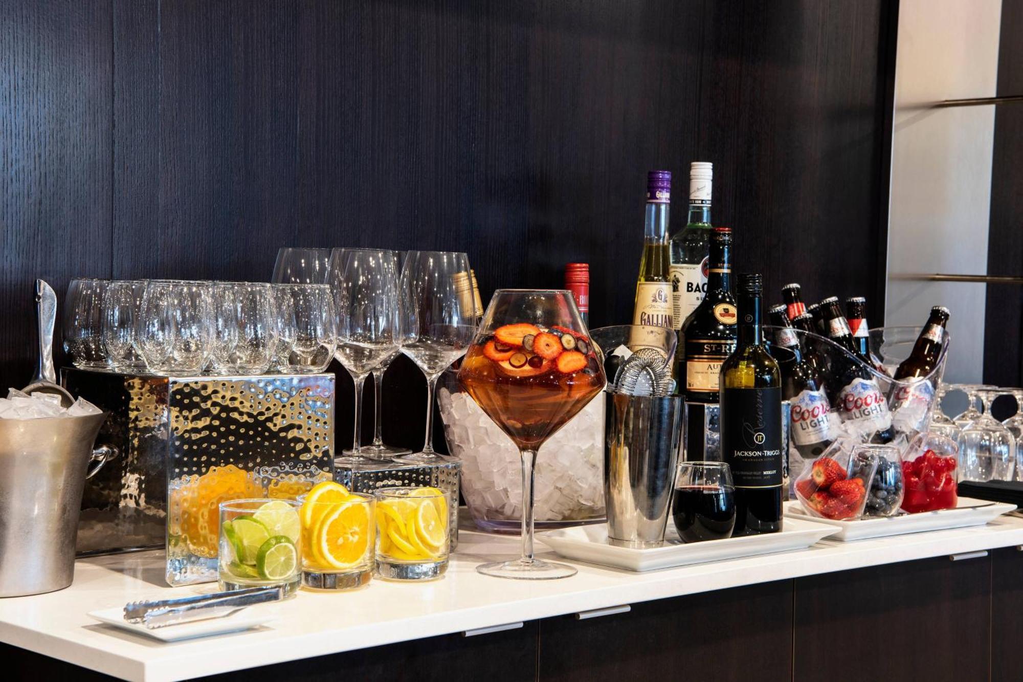 Courtyard By Marriott Edmonton West Hotel Екстериор снимка
