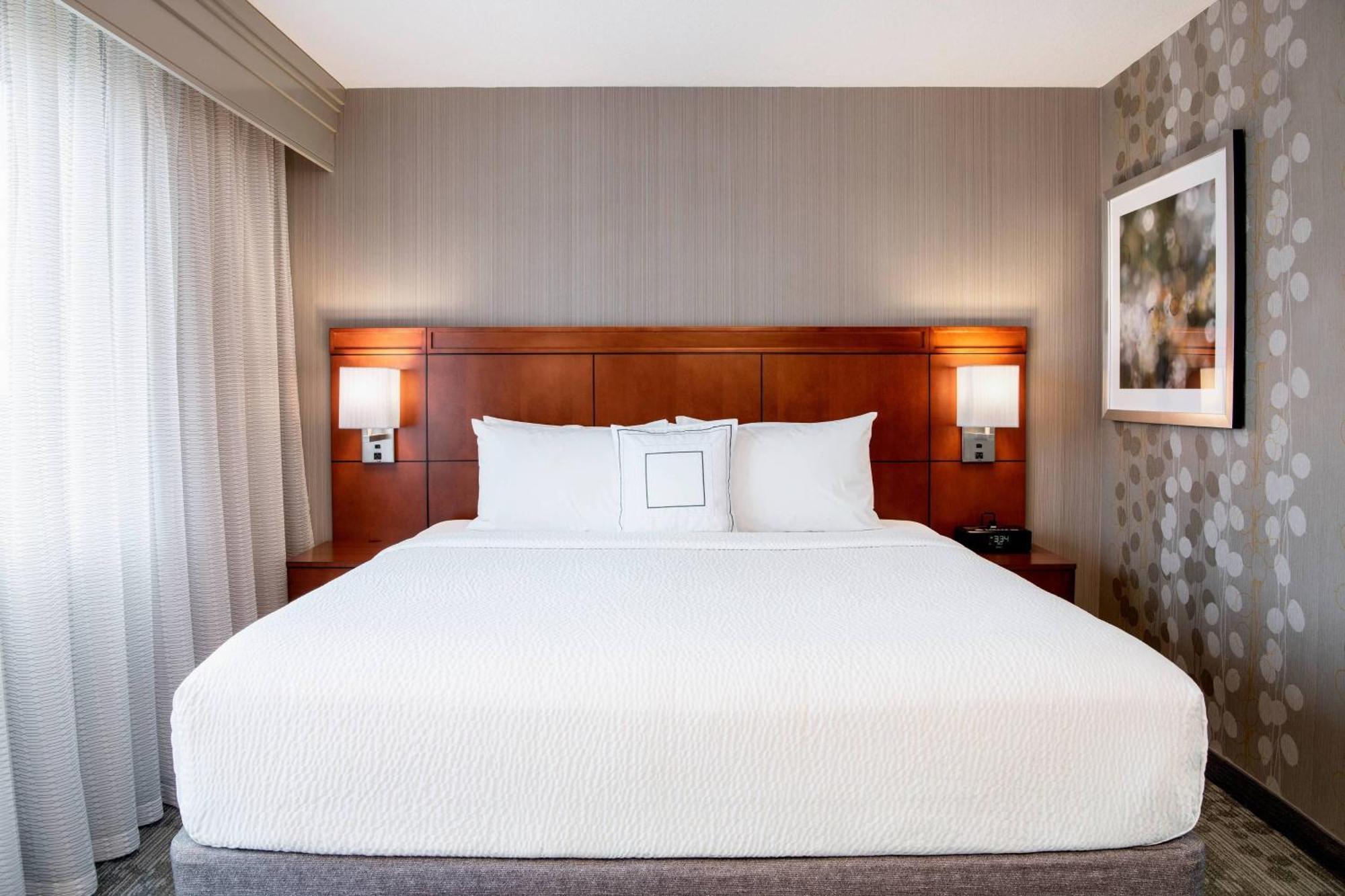 Courtyard By Marriott Edmonton West Hotel Екстериор снимка
