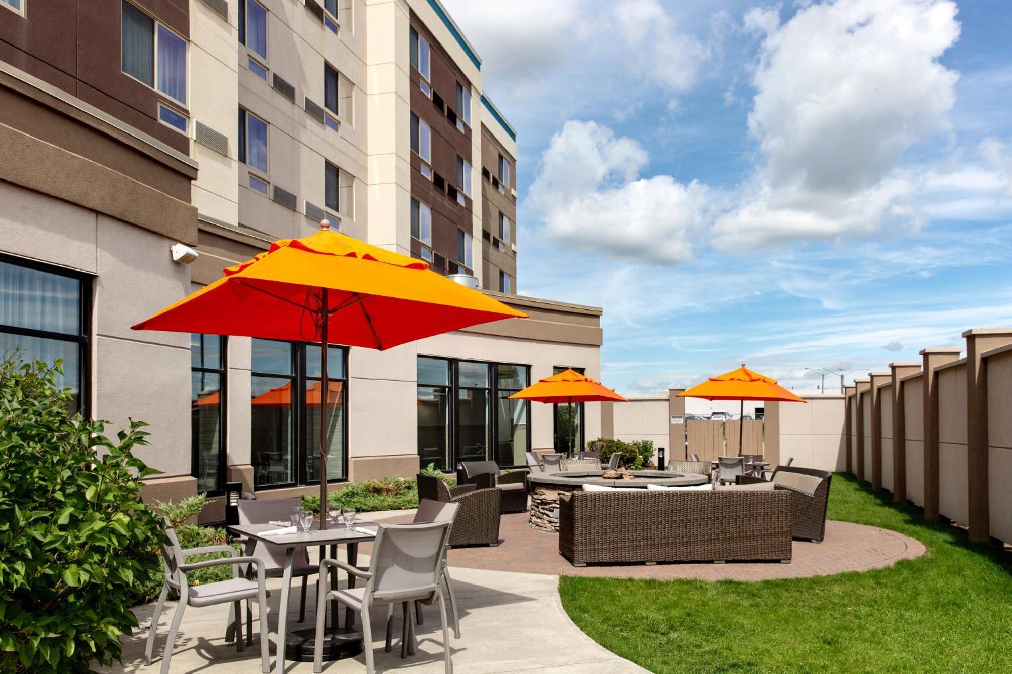 Courtyard By Marriott Edmonton West Hotel Екстериор снимка