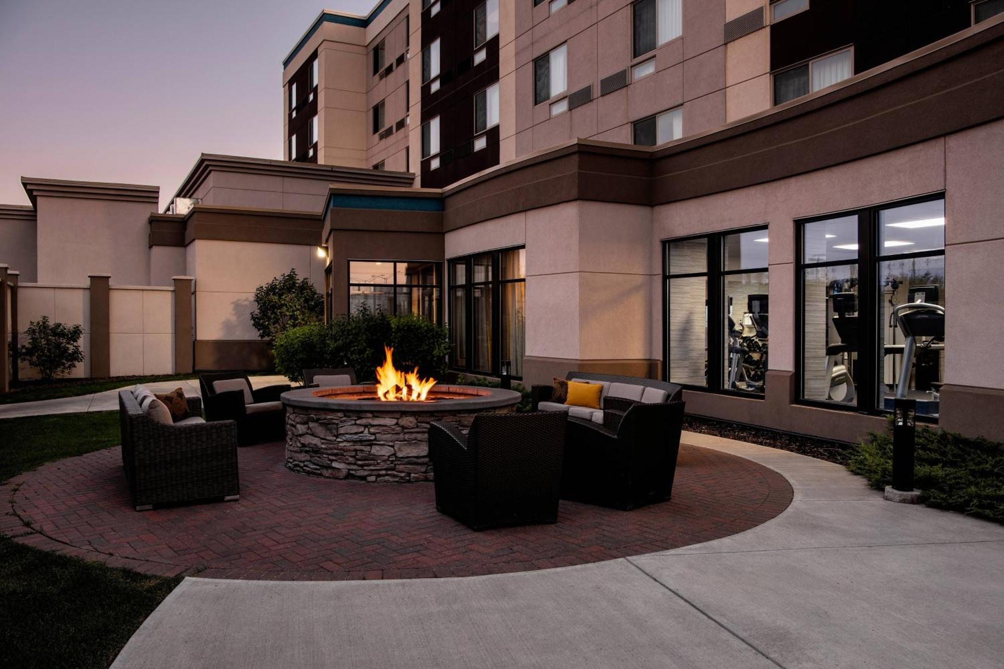 Courtyard By Marriott Edmonton West Hotel Екстериор снимка