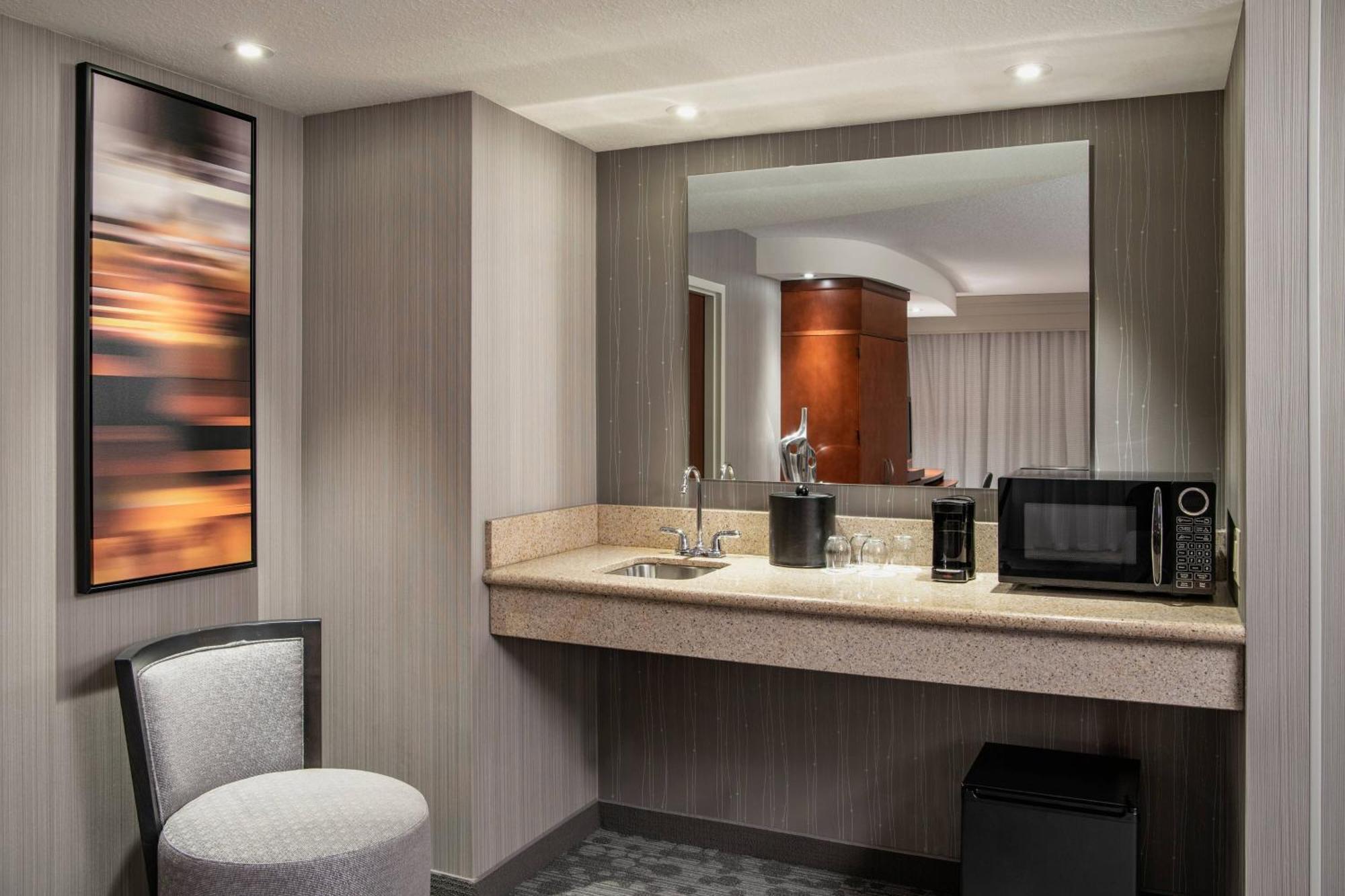 Courtyard By Marriott Edmonton West Hotel Екстериор снимка