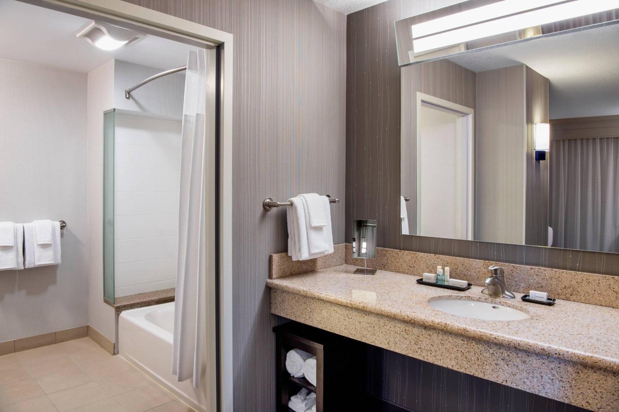 Courtyard By Marriott Edmonton West Hotel Екстериор снимка