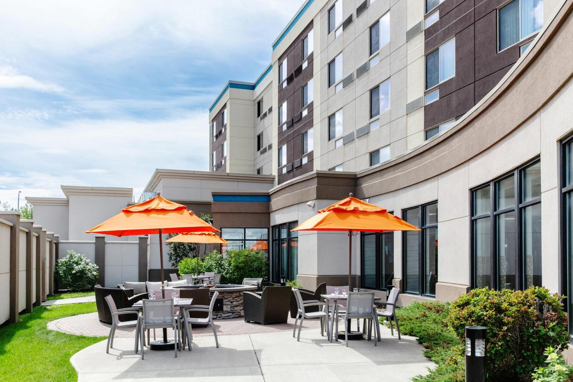 Courtyard By Marriott Edmonton West Hotel Екстериор снимка