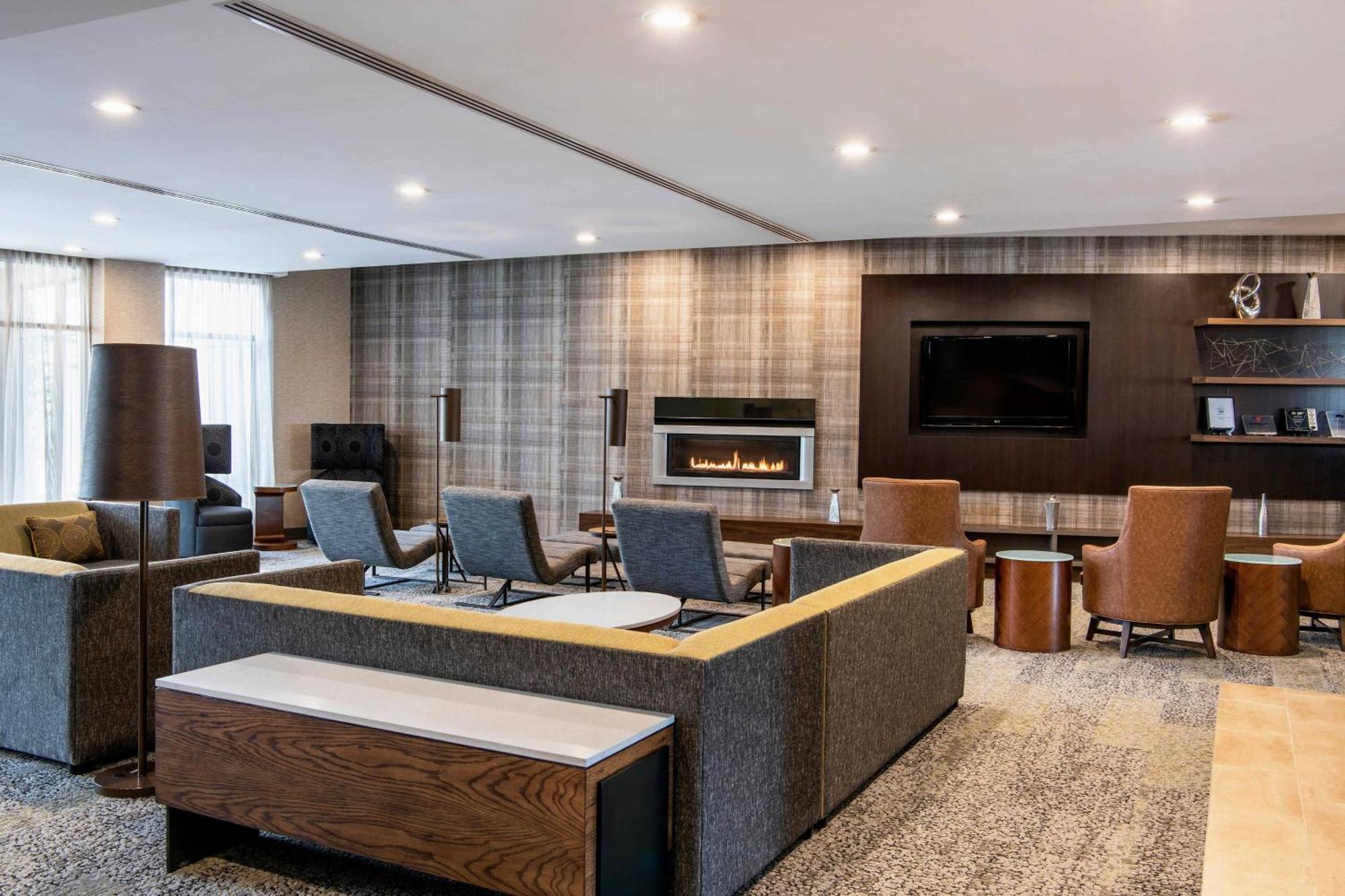 Courtyard By Marriott Edmonton West Hotel Екстериор снимка