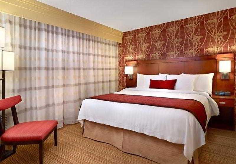 Courtyard By Marriott Edmonton West Hotel Екстериор снимка