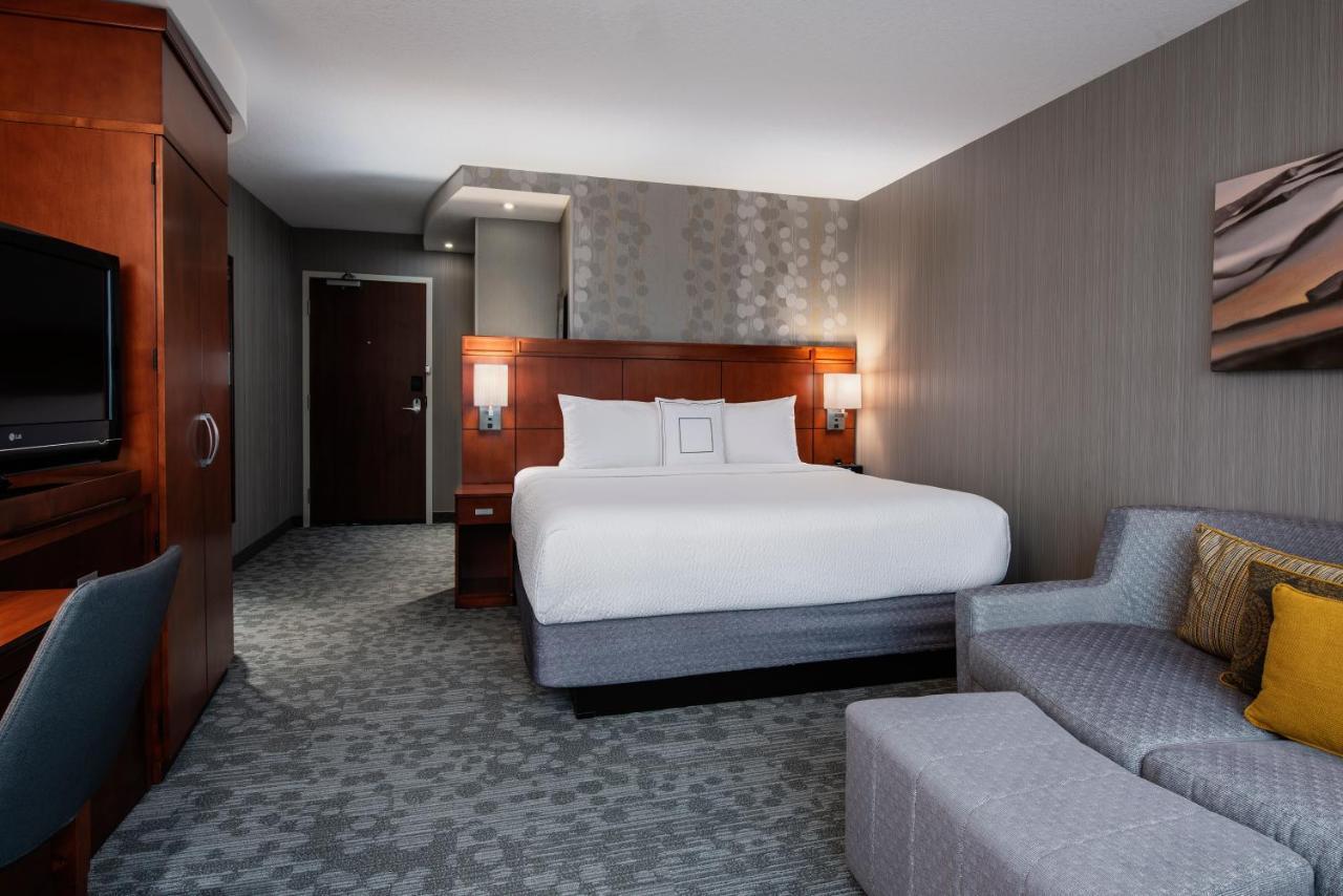 Courtyard By Marriott Edmonton West Hotel Екстериор снимка