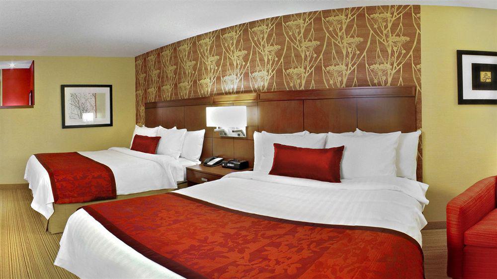 Courtyard By Marriott Edmonton West Hotel Екстериор снимка